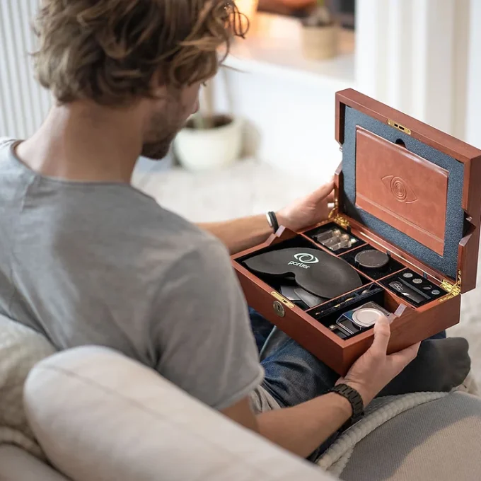 Person using the Portier Portalbox