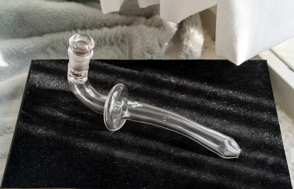 Portalbox includes a VaporGenie Glass Sherlock, a popular vaposisation device.